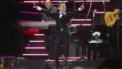 Con un traje en color negro, camisa blanca y una corbata oscura, el cantante mexicano ha salido al escenario casi a las diez de la noche de forma espectacular, sobre una plataforma que ha emergido de su interior, y la ovación ha sido unánime.