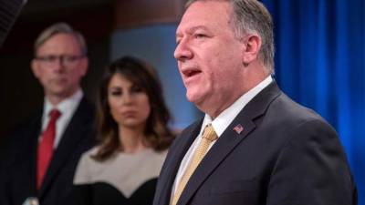El Secretario de Estado de los Estados Unidos, Mike Pompeo, habla a los medios de comunicación en la sala de reuniones del Departamento de Estado en Washington.