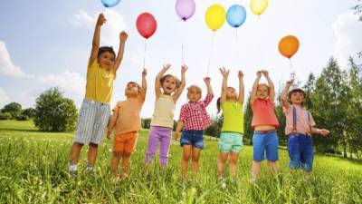 Los pequeños necesitan crecer en un ambiente feliz y participar en actividades recreativas para un adecuado desarrollo físico y emocional.