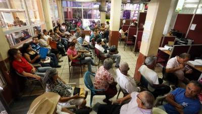 Los sampedranos abarrotaron las oficinas.