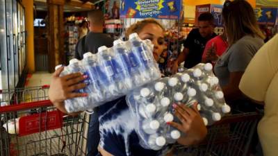 Ciudadanos se abastecen de elementos de primera necesidad, agua principalmente, en un supermercado este lunes, tras declararse la emergencia por el paso de la tormenta Dorian, en Yauco, sur de Puerto Rico. Fotos: EFE/ Thais Llorca