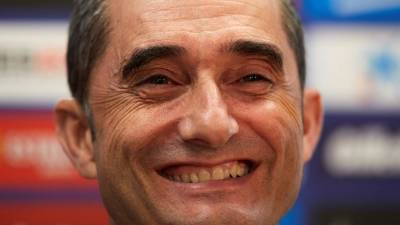 El entrenador del FC Barcelona, Ernesto Valverde, se dirige a la rueda de prensa que ha ofrecido tras el entrenamiento que el equipo azulgrana ha realizado en la ciudad deportiva Joan Gamper, para preparar el partido de LaLiga que mañana disputarán ante el Atheletic de Bilbao en el Camp Nou de Barcelona. EFE