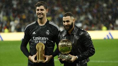 Courtois y Benzema posando con los trofeos ganados el pasado lunes .