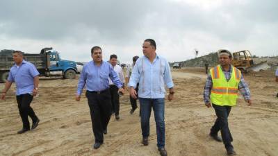 El presidente de la Cámara de Comercio e Industrias de Cortés, Jorge Faraj, y el alcalde Armando Calidonio en una visita al botadero municipal, el que se está convirtiendo en un relleno sanitario. Foto: Yoseph Amaya