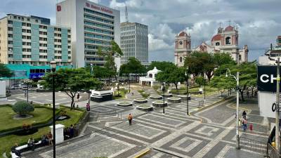 Parque central de San Pedro Sula después del desalojo de vendedores.