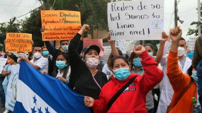 El personal sanitario que ha estado en primera línea exige que se les cumpla con sus acuerdos. Desde Gracias, Lempira, llegó a protestar un gran grupo trabajadores de la salud.