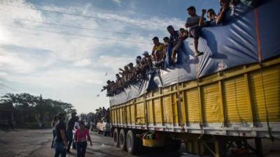 La Comisión Nacional de Derechos Humanos (CNDH) de México informó hoy que tiene un reporte de dos camiones desaparecidos, unas 80 personas, de la caravana migrante que entró a México el 19 de octubre con destino a Estados Unidos. EFE/ARCHIVO