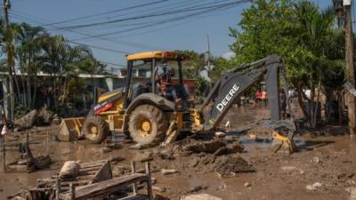 Tractores, retroexcavadoras y camiones comenzaron a trabajar desde ayer en la limpieza de escombros en el sector Planeta y en el municipio de Potrerillos.