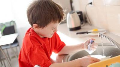 Se recomienda asignar a los hijos pequeñas tareas en la casa según sus capacidades.