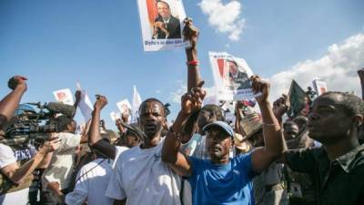Militantes de la opsición protestan en las calles de Puerto Príncipe.