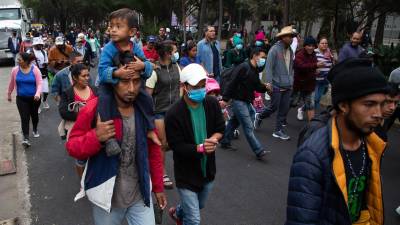 Migrantes centroamericanos de la caravana piden al Gobierno de México una visa humanitaria para continuar su recorrido hacia Estados Unidos.