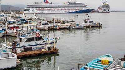 Fotografía de embarcaciones detenidas hoy en el puerto de Ensenada (México).