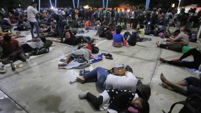 Miles de migrantes permanecen en albergues en el sur de México luego de que los militares frenaran sus intentos de avanzar hacia EEUU.