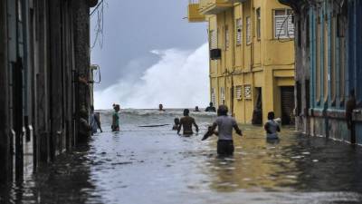 Violentas ráfagas del huracán Irma se abatieron durante la noche sobre La Habana y sus dos millones de habitantes, provocando importantes inundaciones y la interrupción de la energía eléctrica.// Foto AFP.
