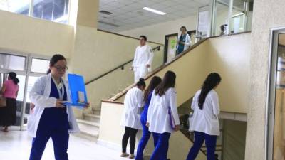 Ayer, muchos empleados del hospital se mantenían en suspenso por el rumor de despidos. Fotos: Moisés Valenzuela