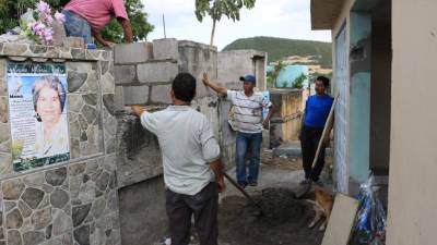 Los familiares en la tumba donde fue enterrada Nelsy Pérez. Foto: Mariela tejada