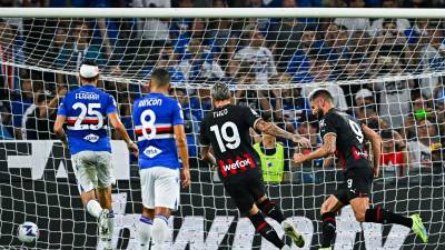 Genoa (Italy), 10/09/2022.- Milan's Olivier Giroud (R) celebrates after scoring the 2-1 lead from the penalty spot during the Italian Serie A soccer match between UC Sampdoria and AC Milan in Genoa, Italy, 10 September 2022. (Italia, Génova) EFE/EPA/-