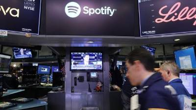 El logo de Spotify aparece en un monitor en el piso de cotizaciones de la plaza bursátil neoyorkina.