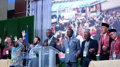 Miembros de todas partes del mundo ,entre ellos de Japón, Brasil, África y Estados Unidos ,cuentan sus experiencias con Dios a todos los participantes en el encuentro.