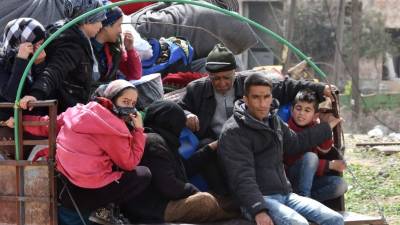 Syrians displaced from the city of Afrin arrive with their belongings in the northern Syrian town of Tal Rifaat on March 28, 2018.More than 200,000 civilians have fled the city of Afrin in northern Syria to escape a Turkish-led military offensive against a Kurdish militia, a war monitor said on March 17. Turkey and its Syrian Arab rebel allies have waged a nearly two-month offensive on the Afrin enclave, which is held by the Kurdish People's Protection Units (YPG). / AFP PHOTO / George OURFALIAN