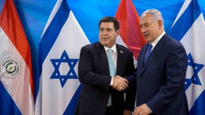 El presidente paraguayo, Horacio Cartes, se saluda con el primer ministro israelí, Benjamín Netanyahu, este lunes en Jerusalén, con ocasión de la inauguración de la sede diplomática.