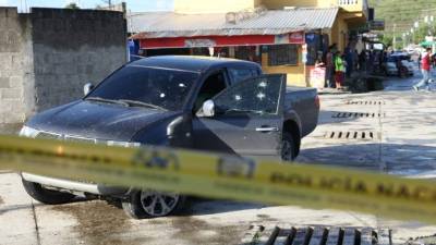 El carro quedó perforado en el ataque.