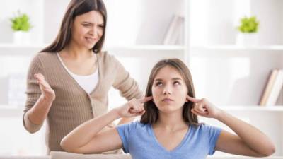 En muchos de los casos, los adolescentes evitan conversar sobre sus problemas con sus padres por temor a la reacción negativa de estos.