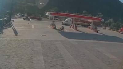 Video del momento en el que motociclista es embestido por pick-up