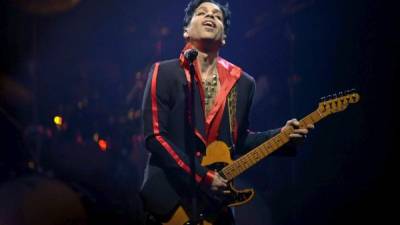 El cantante y compositor estadounidense Prince durante un concierto. EFE/Archivo