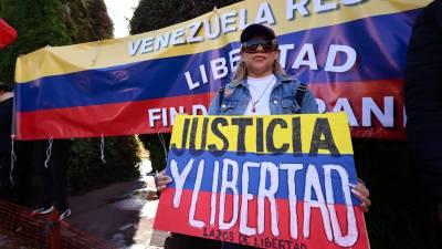 Argentina. Una mujer sostiene un cartel este sábado durante una manifestación en rechazo a los resultados del Consejo Nacional Electoral (CNE), en las elecciones presidenciales del domingo que dieron como ganador a el presidente de Venezuela Nicolás Maduro.