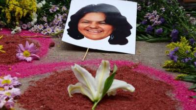 Los hondureños repudiaron el crimen de Berta Cáceres. Su cuerpo fue llevado a medicina Forense en la capital. Anoche ya era velada en casa de su madre. Foto: AFP/Orlando Sierra