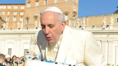 El momento en que Francisco apagar las velas.
