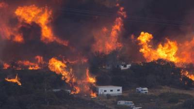 Las gigantescas lenguas de fuego amenazan viviendas cerca de Wrightwood.