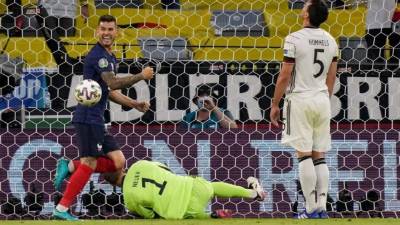 Hummels marcó en propia puerta cuando trataba de desviar un centro lanzado por Lucas Hernández desde la izquierda del área que buscaba a Kyllian Mbappé. Foto AFP.