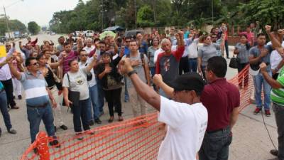 Dirigentes y maestros alzan sus manos en señal de protesta. Foto: Jorge Monzón