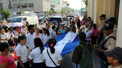 Cientos de niños llegaron con pancartas y banderas a la alcaldía sampedrana.
