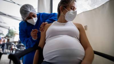 Los hallazgos reafirman la importancia de vacunare durante el embarazo, dijeron los autores de la investigación.