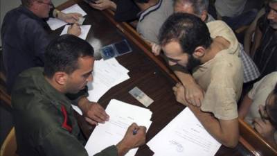 Una semana después de su polémica relección, el presidente sirio Basad al Asad comenzó a liberar presos este martes tras decretar amnistía.