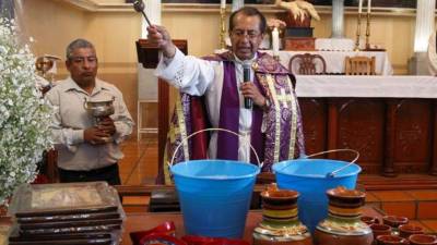Un sacerdote bendice el Pulque, bebida alcohólica que será repartida entre los cientos de asistentes a la fiesta de la embriaguez.