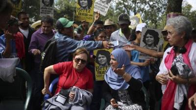 Las mujeres Nobel de la Paz exigieron justicia por el asesinato de la ambientalista Berta Cáceres al visitar a los indígenas lencas.