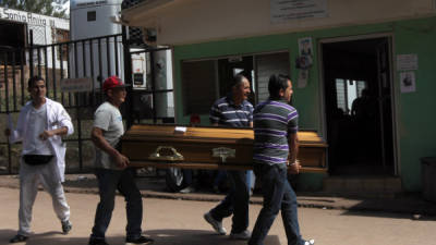Familiares reclamaron los cadáveres en la morgue de Tegucigalpa.