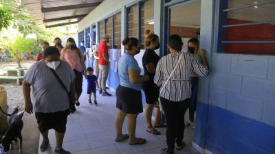 Centro de votación en el Centro Básico Héctor Guillén, de Chamelecón.