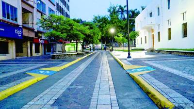 Así lucía el parque central a eso de las 6:00 am, pero cuatro horas después los vendedores se volvieron a apostar. Fotos: Héctor Edú
