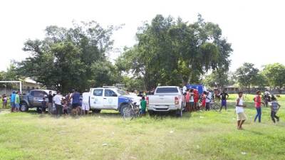 El cuerpo estaba debajo de un árbol en el que colgaron su cabeza. La mujer de al menos unos 20 años era de piel blanca y tenía el pelo rizado color café.