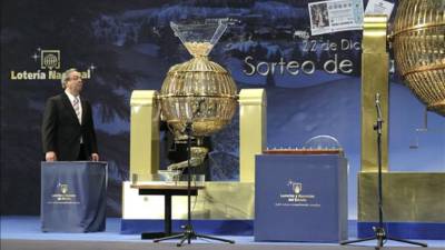 Las bolas de los premios caen de la tolva al bombo, antes del inicio del Sorteo Extraordinario de Navidad que se celebra hoy en Madrid. EFE
