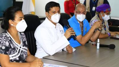 Autoridades de Salud durante una conferencia de prensa de ayer en la Unah-vs.