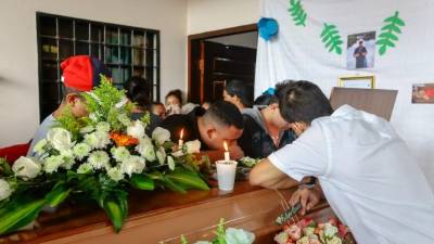 Estudiantes universitarios acudieron en grupo a su velatorio y a su entierro en un cementerio del sector.Fotos: Gilberto Sierra y de sus amistades.