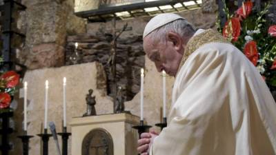 This photo taken and handout on October 3, 2020 by the Vatican Media shows Pope Francis praying as he celebrates mass at the tomb of St. Francis in Assisi prior to signing a new encyclical on human fraternity titled 'Fratelli Tutti'. (Photo by Handout / VATICAN MEDIA / AFP) / RESTRICTED TO EDITORIAL USE - MANDATORY CREDIT 'AFP PHOTO /VATICAN MEDIA / HANDOUT ' - NO MARKETING - NO ADVERTISING CAMPAIGNS - DISTRIBUTED AS A SERVICE TO CLIENTS