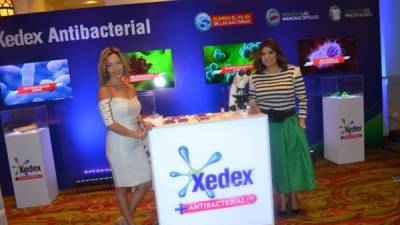 Alejandra Altamirano y Marcela Suazo durante la presentación de Xedex Antibacterial, el nuevo detergente en polvo lanzado en el mercado nacional por Unilever.