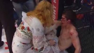 El rostro el luchador quedó cubierto de sangre.